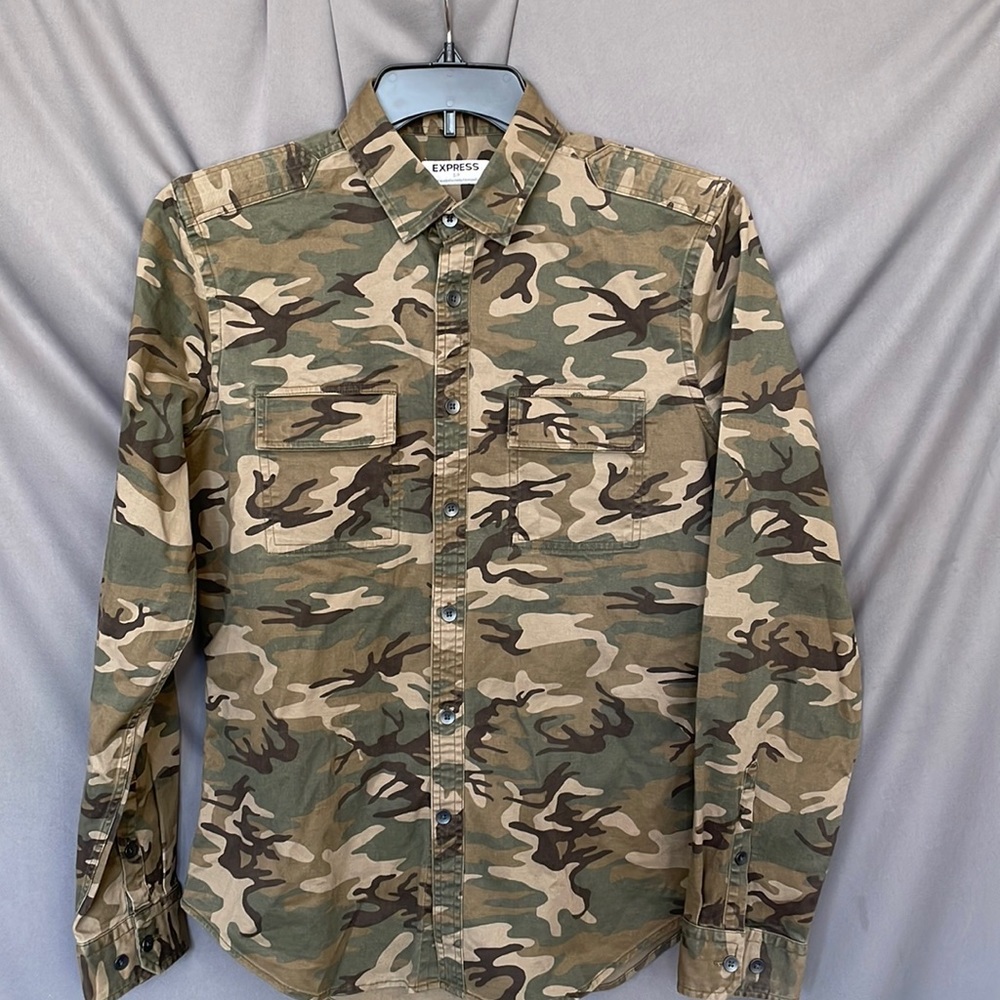 ✅Green Camo long sleeve button down shirt‼️ Excellent condition!